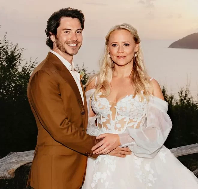 Celebrity NewsAmy Walsh is married! Inside ‘pure bliss’ wedding to Toby-Alexander Smith, soap star guests, surprise duet and emotional speeches