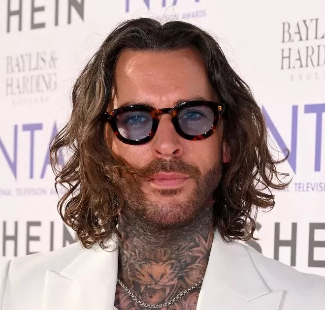 Celebrity NewsStrictly’s Pete Wicks unrecognisable without beard and tattoos in incredible throwback pics