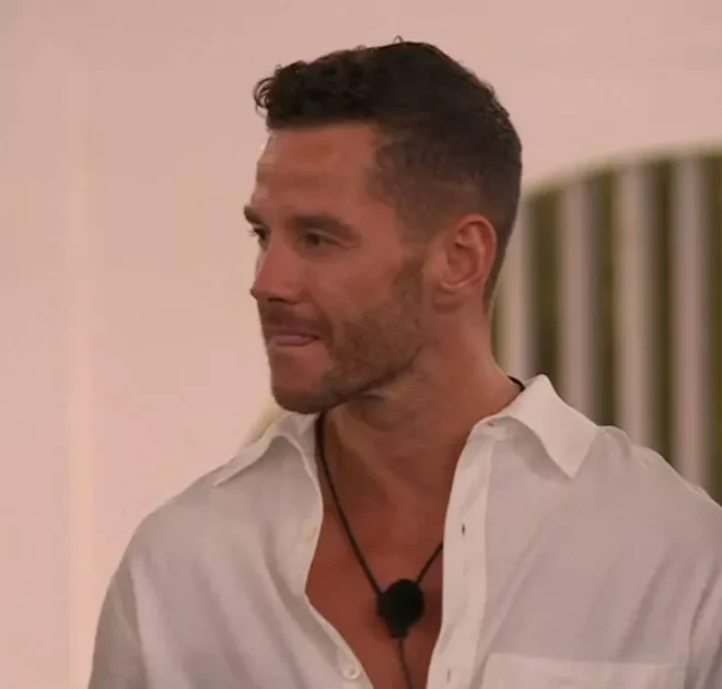 Scott Thomas’ twin Adam ‘fuming’ as he urges Love Island star to ‘come home’