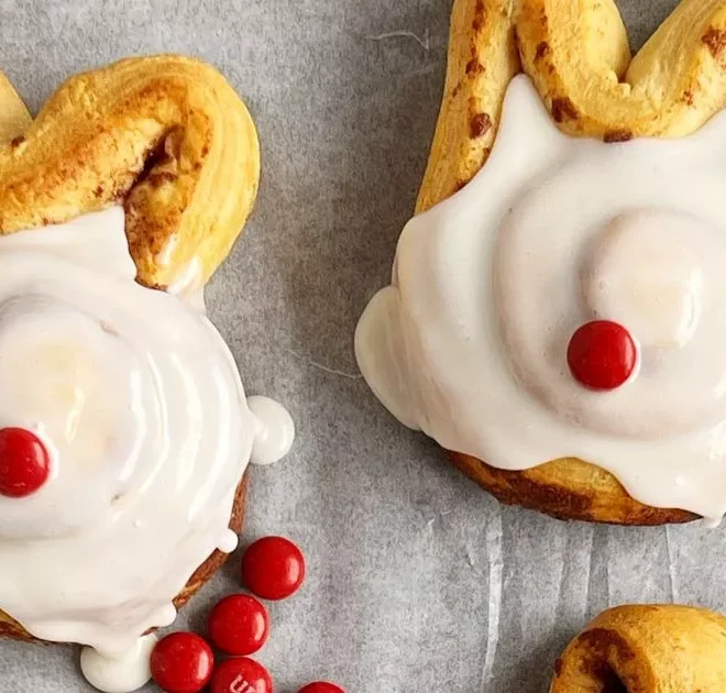 Two ingredient Rudolph cinnamon rolls – recipe