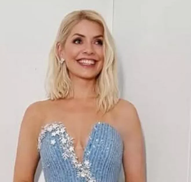 Holly Willoughby’s hair stylist used this £66 hair tool for her signature wavy bob on Dancing on Ice