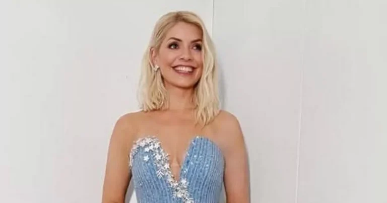 Holly Willoughby’s hair stylist used this £66 hair tool for her signature wavy bob on Dancing on Ice