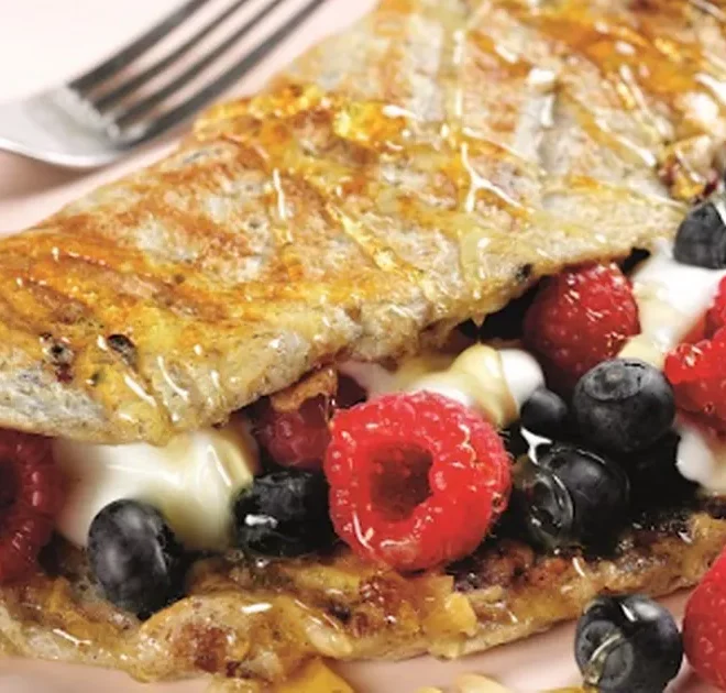 You’re just 4 steps away from the ultimate breakfast egg wrap with a fruity twist – recipe