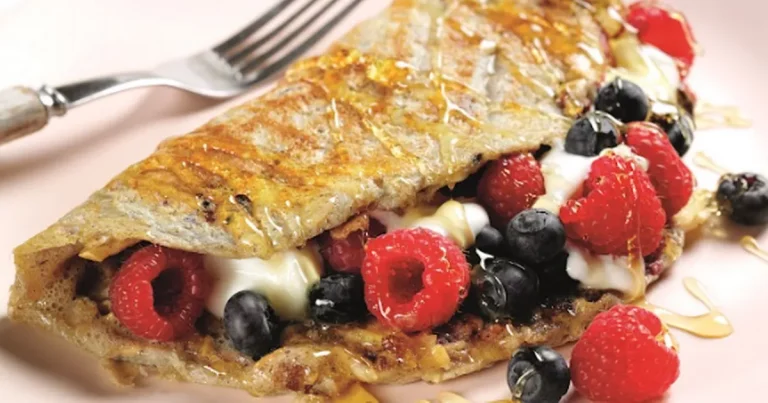 You’re just 4 steps away from the ultimate breakfast egg wrap with a fruity twist – recipe