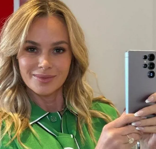 Copy Amanda Holden’s ‘spring-ready’ look as she shows off glorious legs in must-have mini skirt
