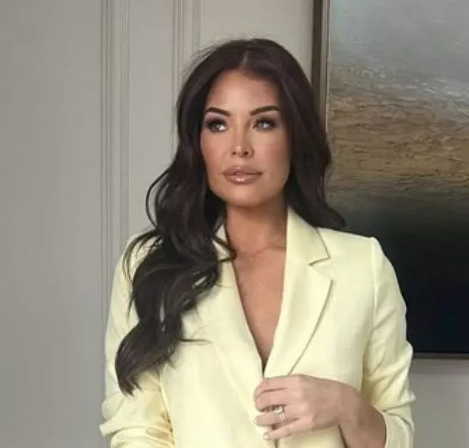 Jess Wright wears this season’s shade of yellow with ‘beyond dreamy’ blazer from highstreet store