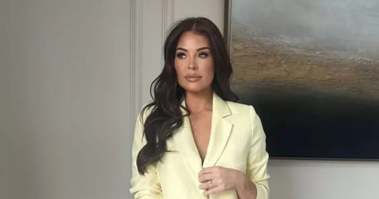 Jess Wright wears this season’s shade of yellow with ‘beyond dreamy’ blazer from highstreet store