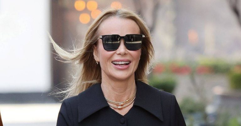 Amanda Holden shows off her glorious legs in ‘very flattering’ co-ord that ‘fits like a glove’