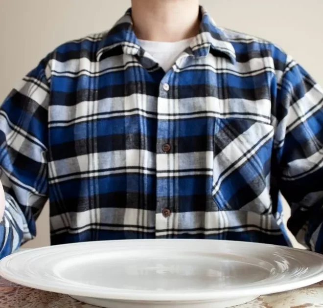 Mum sparks explosive cutlery debate after being mocked for holding knife in left hand