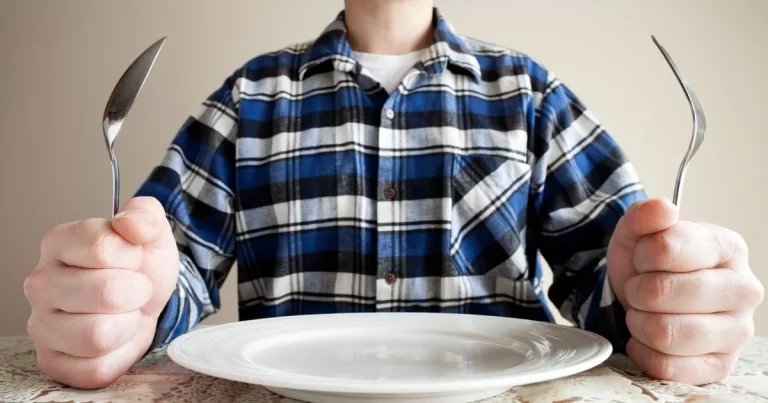 Mum sparks explosive cutlery debate after being mocked for holding knife in left hand