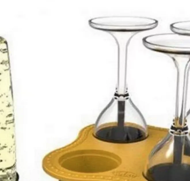 You can now make Prosecco ice lollies which are shaped like a flute glass